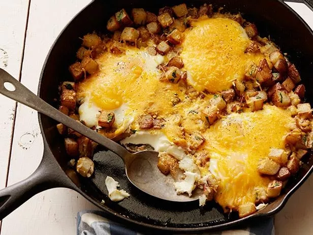 Baked eggs with farmhouse cheddar and potatoes Recipe | Food Network UK