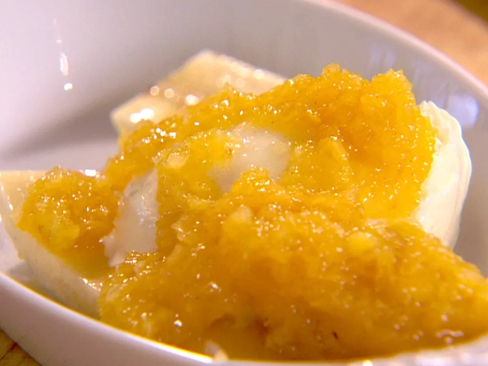 Banana splits with pineapple brown sugar topping Recipe | Food Network UK