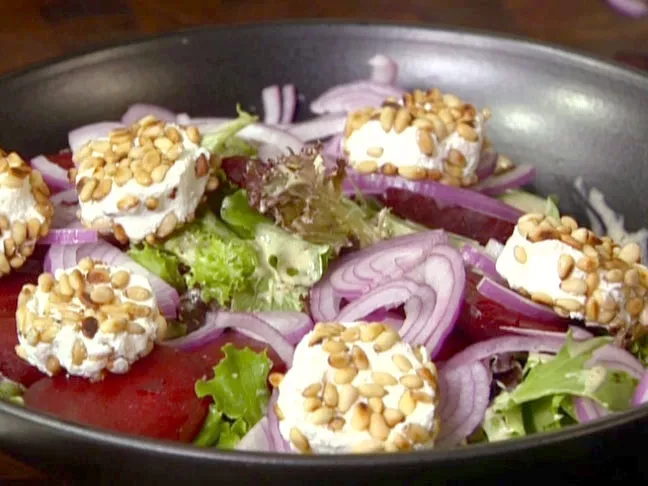 Beetroot salad with goat cheese Recipe | Food Network UK
