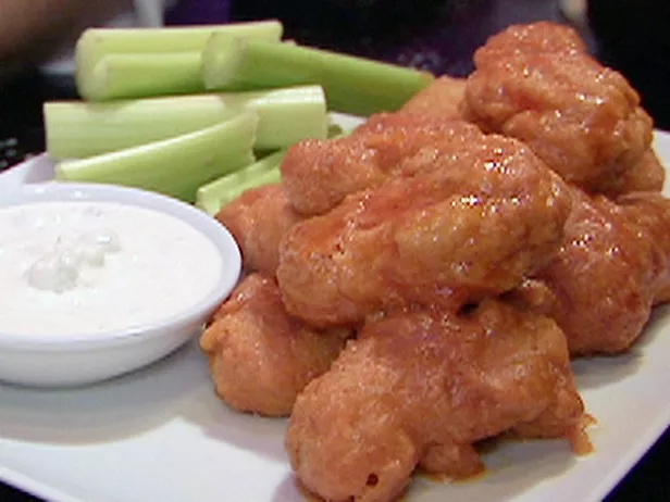Buffalo wings with spicy blue cheese sauce Recipe | Food Network UK
