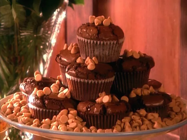 Chocolate peanut butter ball cupcake Recipe | Food Network UK