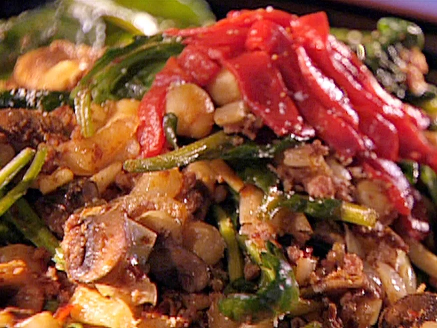 Chorizo, spinach and chickpea saute Recipe | Food Network UK