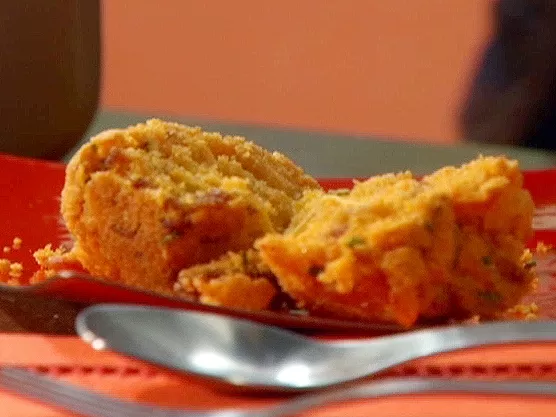 Corn muffins with streaky bacon bits and cheddar cheese Recipe | Food Network UK