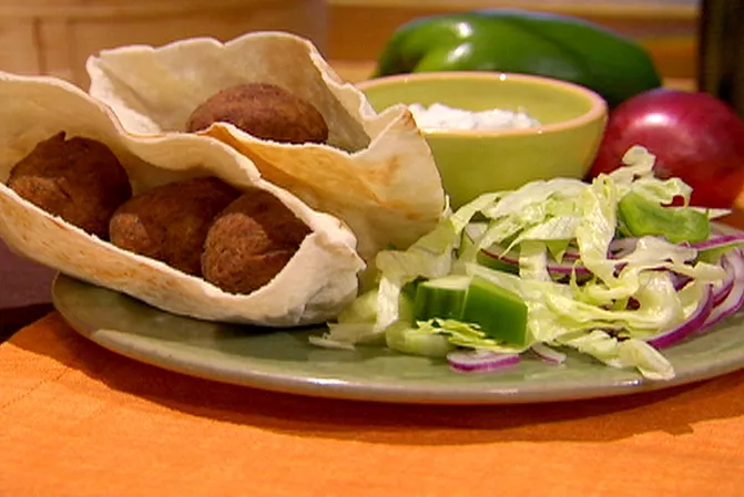 Falafel sandwiches with sesame mint yoghurt sauce Recipe | Food Network UK