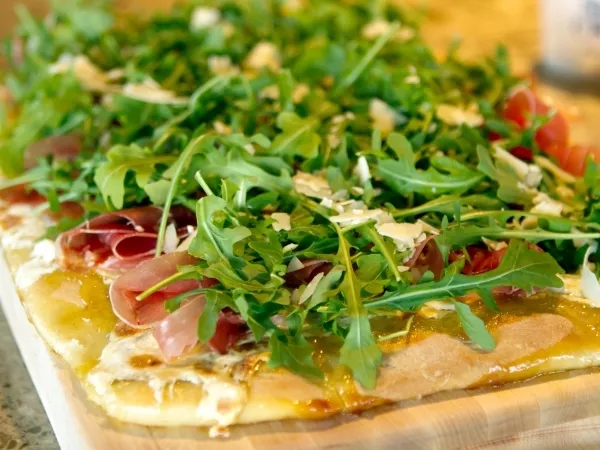 Fig-Prosciutto Pizza with Arugula Recipe | Food Network UK
