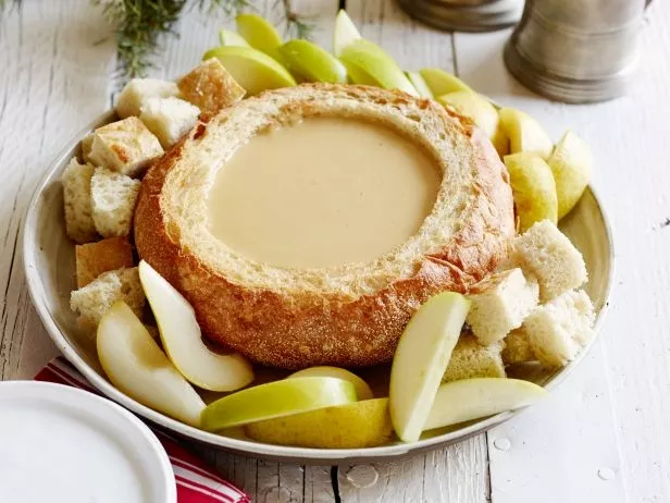 Gouda-and-Beer Fondue Bread Bowl Recipe | Food Network UK