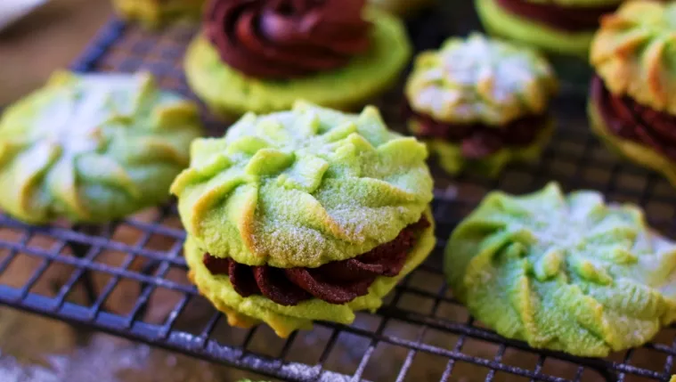 Lime and Dark Chocolate Viennese Whirls Recipe | Food Network UK
