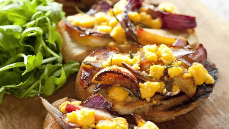Organic Cheshire Cheese Melt with Apple and Red Onion Relish Recipe | Food Network UK