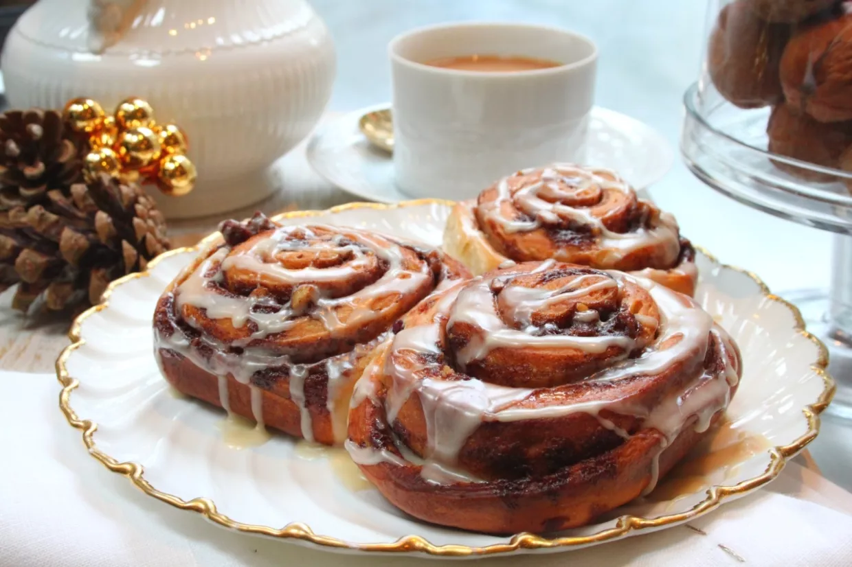Pecan and Cranberry Cinnamon Rolls Recipe | Food Network UK