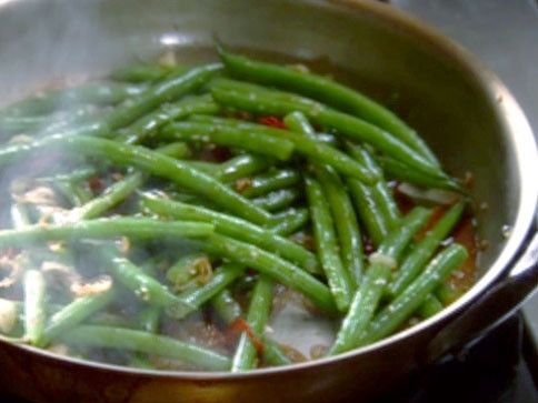 Sauteed green beans with soy, shallots, ginger, garlic and chilli Recipe | Food Network UK