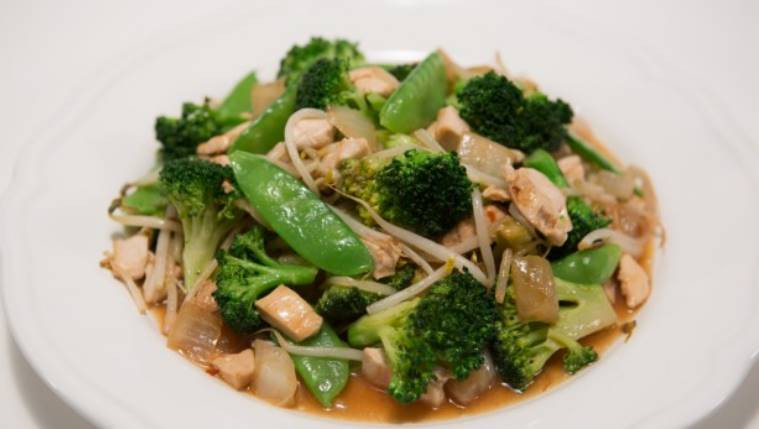 Sizzlin' Chicken Stir Fry Recipe | Food Network UK