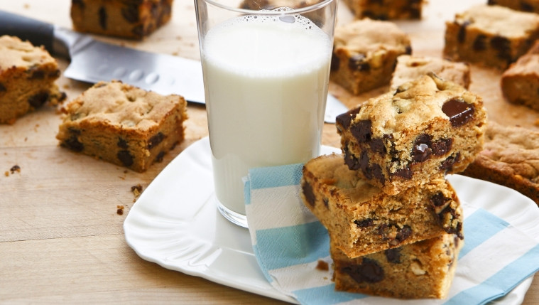 Thick and Chewy Peanut Butter Chocolate Chip Bars Recipe | Food Network UK