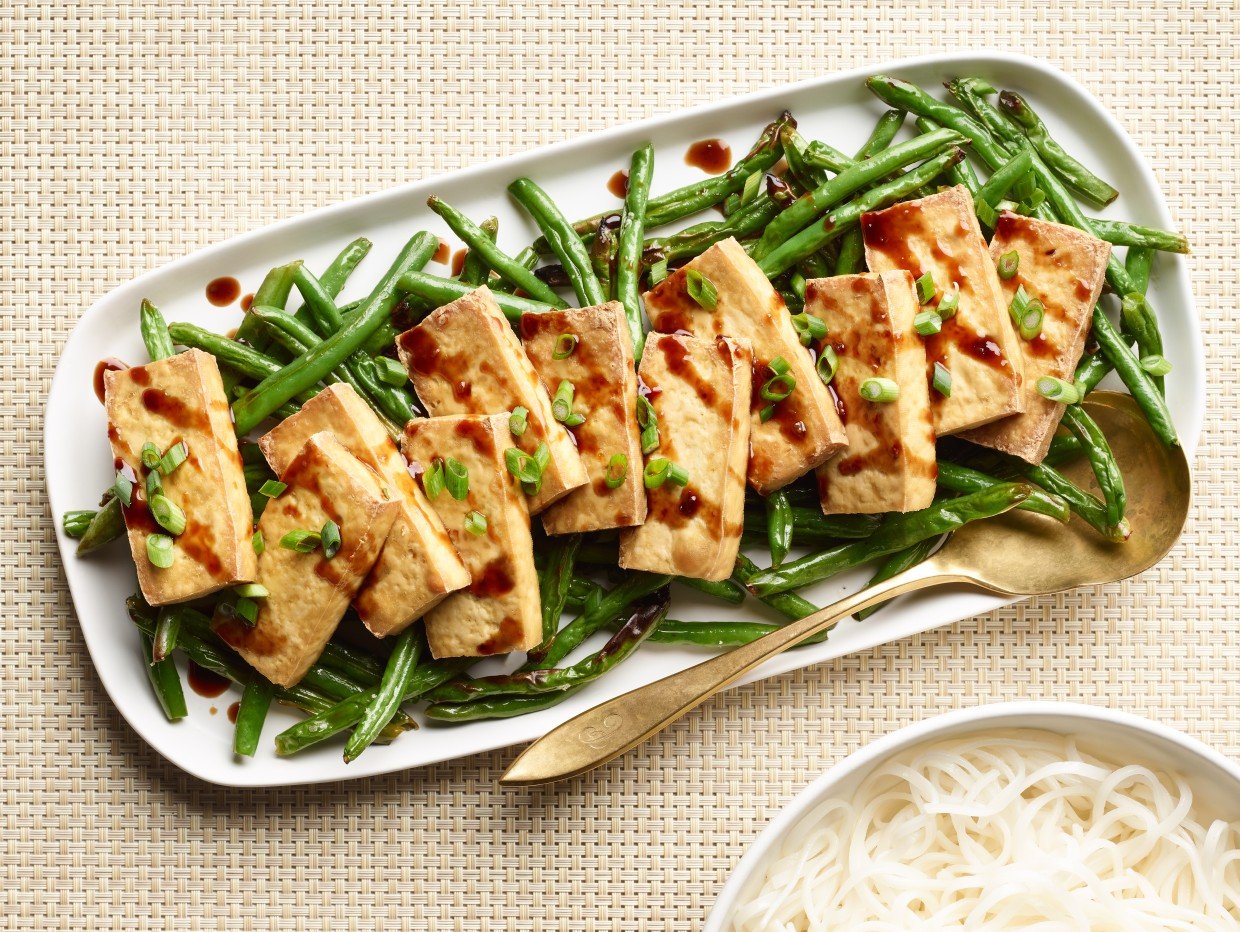 Air Fryer Chilli-Garlic Tofu with Green Beans Recipe | Food Network UK