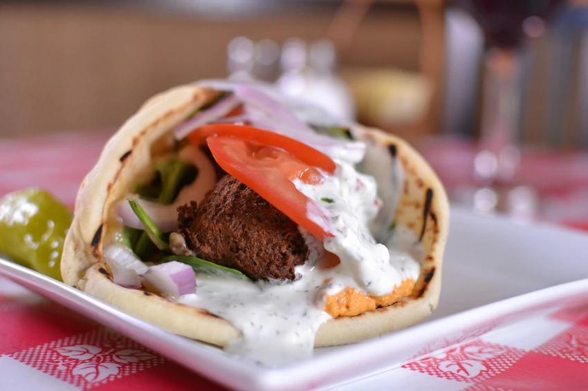 Falafel in pitta with yoghurt sauce Recipe | Food Network UK