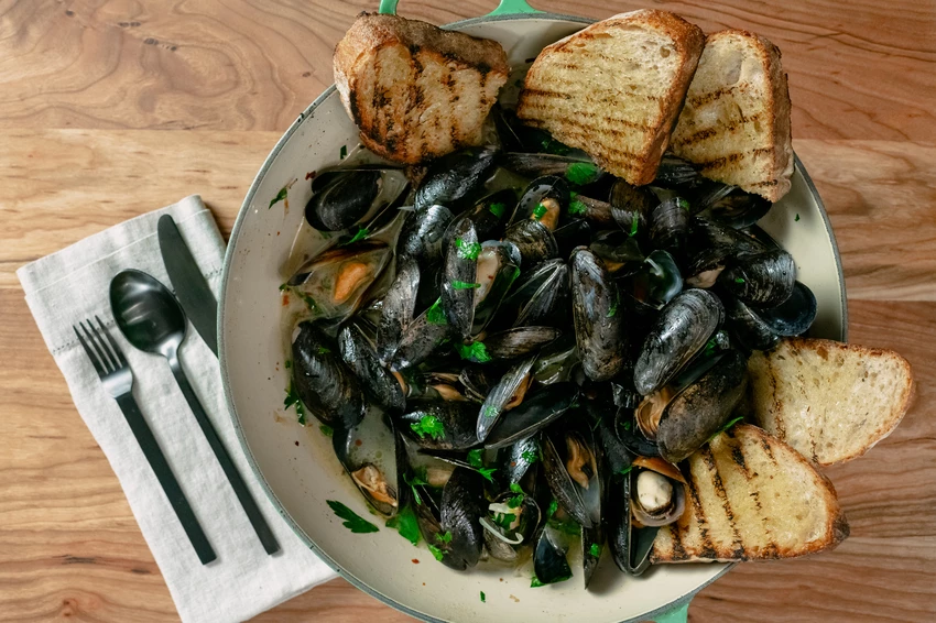 Steamed mussels with spicy red pepper aioli Recipe | Food Network UK