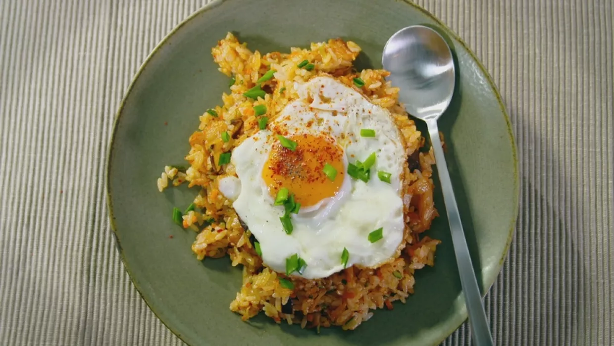 Kimchi Fried Rice Recipe | Food Network UK