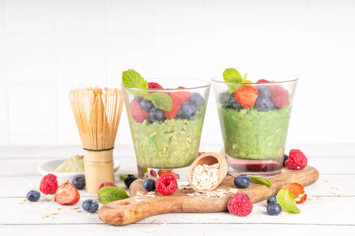 Healthy Oatmeal with Matcha Yoghurt, Pistachios and Apples Recipe | Food Network UK
